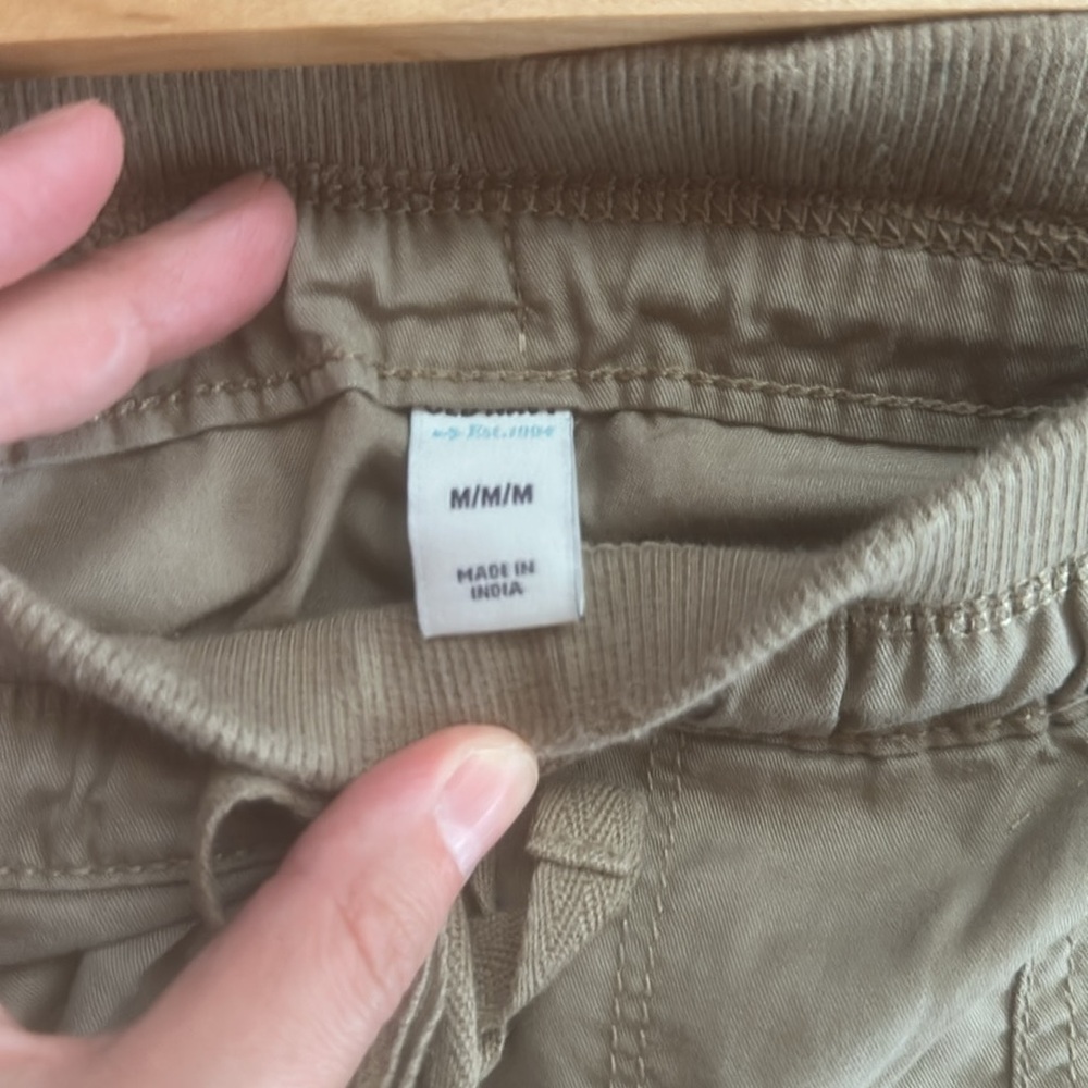 Old Navy tan khaki cotton shorts. Size medium. - Picture 3 of 3